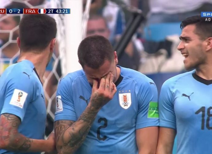 Uruguay llora la derrota ante Francia, quien es la primer selección clasificada a Semifinales