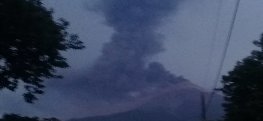 Volcán de Fuego: reportan caída de ceniza tras “erupción de características fuertes” este martes