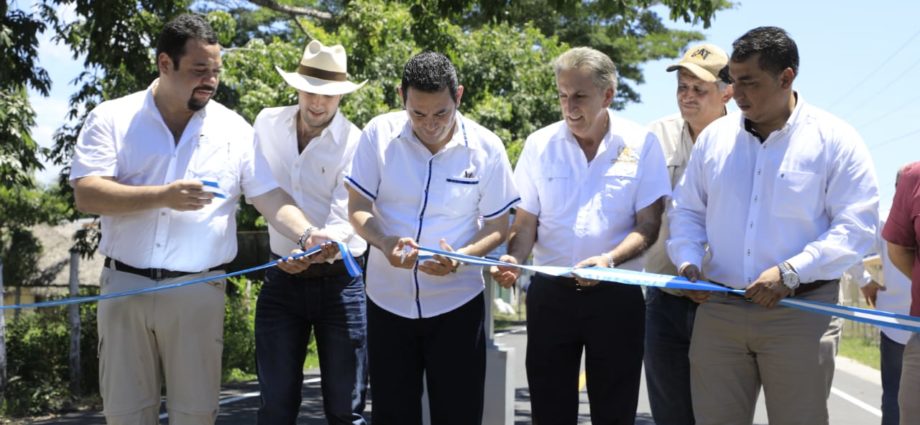 Autoridades inauguran tramo carretero en Taxisco, Santa Rosa