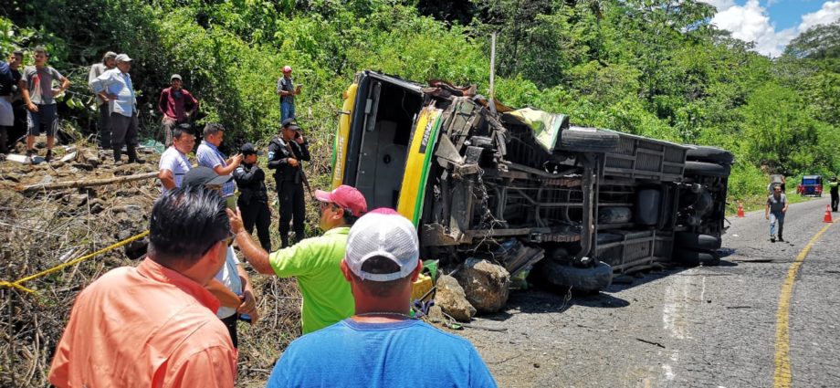 Colisión de bus y camión en ruta a Jutiapa deja dos fallecidos y varios heridos