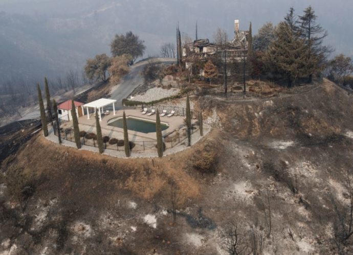 Incendios toman fuerza en California, bomberos luchan para evitar que llegue a casas
