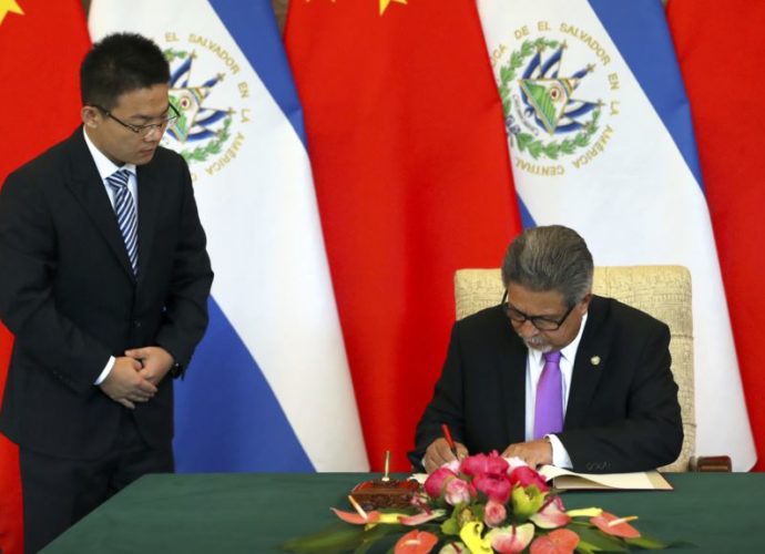 China y EE.UU. chocan por la política exterior de El Salvador