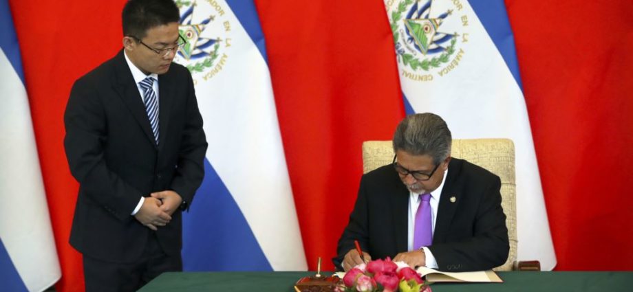 China y EE.UU. chocan por la política exterior de El Salvador