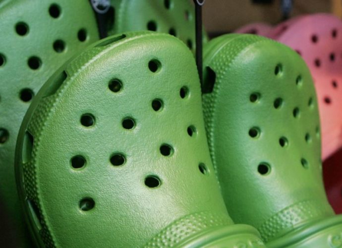 Crocs cerrará plantas y subcontratará fabricación de calzado