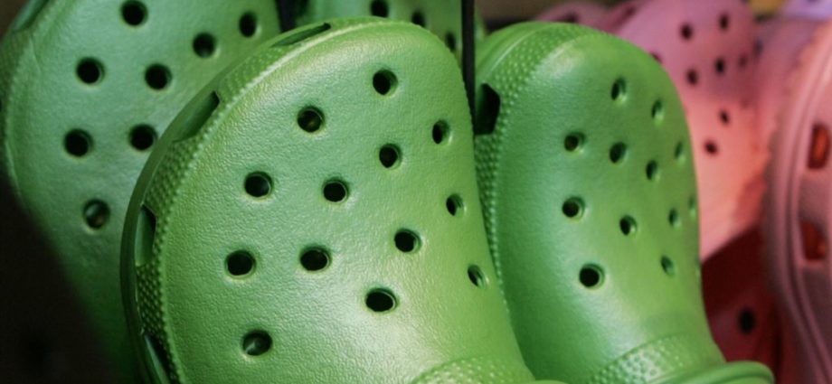 Crocs cerrará plantas y subcontratará fabricación de calzado