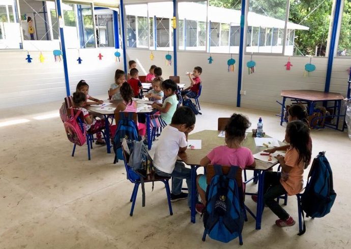 Estudiantes afectados por la erupción del volcán de Fuego son trasladados a nuevos módulos en finca La Industria