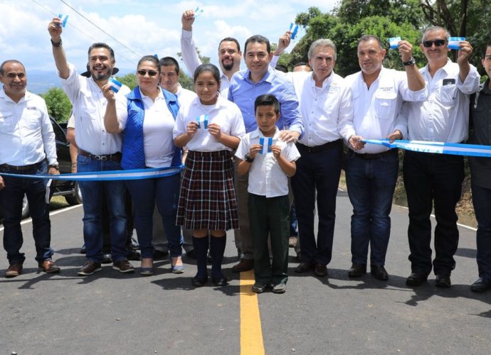 Presidente Morales inaugura nuevo tramo carretero en Santa María Ixhuatán
