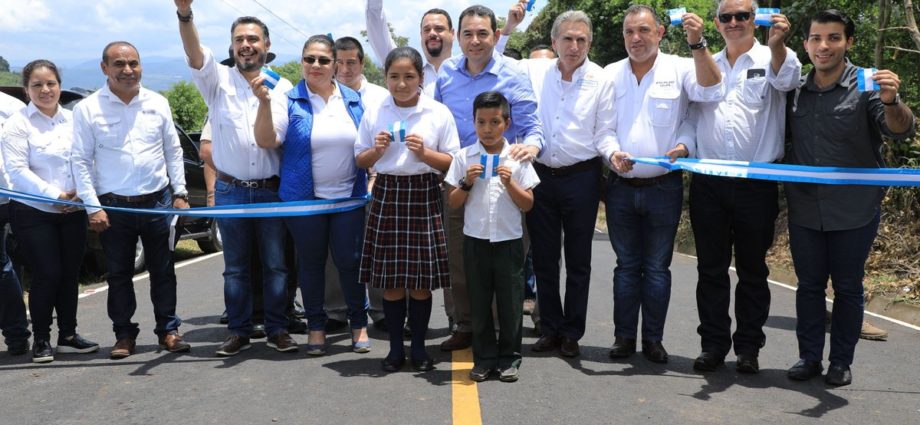 Presidente Morales inaugura nuevo tramo carretero en Santa María Ixhuatán