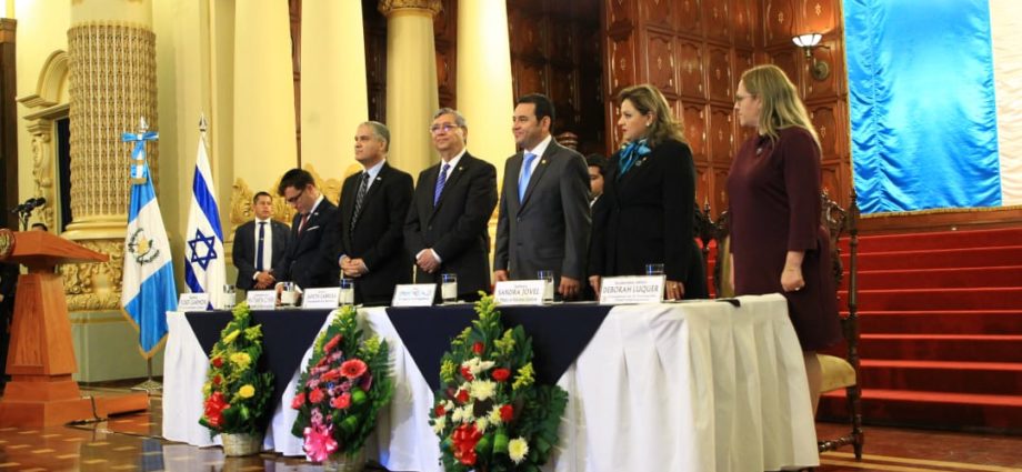 Presidente de Guatemala recibe de Israel medalla conmemorativa por retorno de embajada guatemalteca a Jerusalén