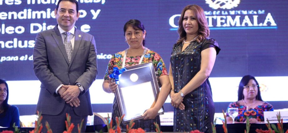 Presidente Morales y Primera Dama lideran encuentro de mujeres indígenas
