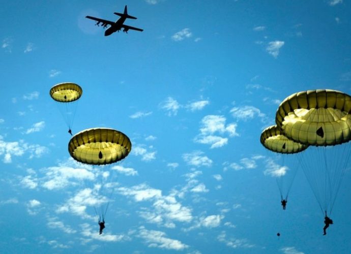 ¿Sabías que los paracaídas fueron inventados antes que los aviones?