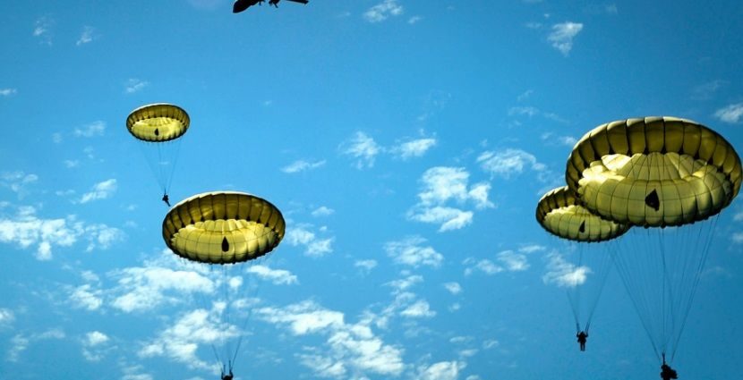 ¿Sabías que los paracaídas fueron inventados antes que los aviones?