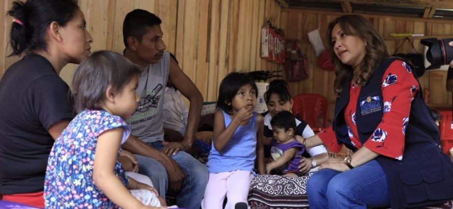 Primera dama Patricia de Morales convive con familias trasladadas a los ATUS
