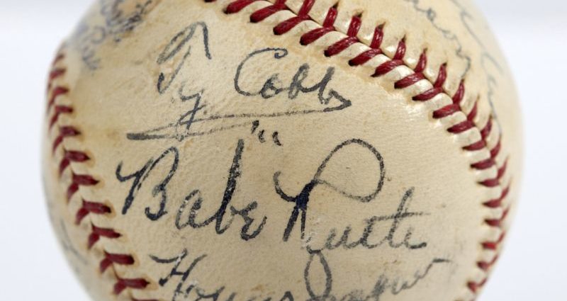 La pelota de béisbol más cara de la historia fue vendida en una subasta
