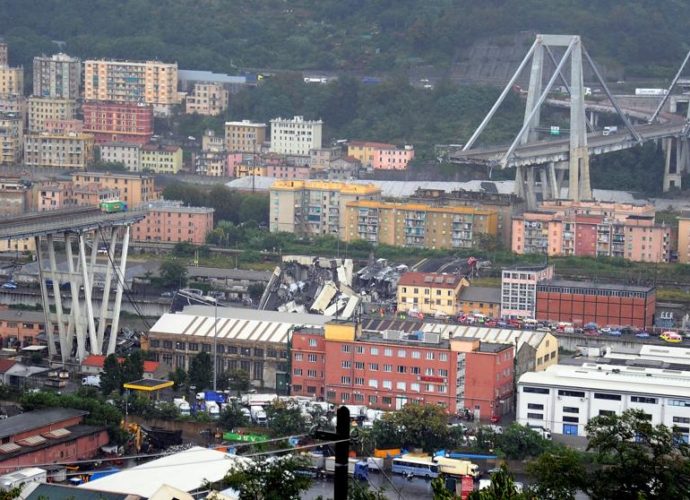 Derrumbe de  puente de 90 metros de altura en una autopista en Génova  al menos 35 muertos
