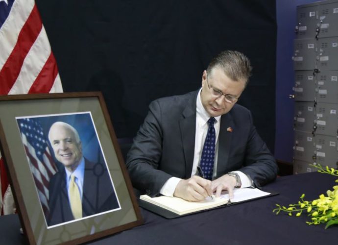 Vietnam rinde homenaje a John McCain