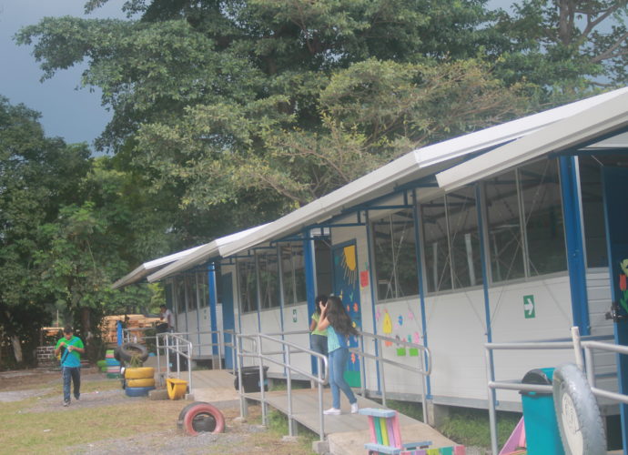 Al menos 750 niños beneficiados con la construcción de módulos de estudio en los albergues de Escuintla
