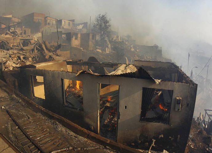Incendio  en un barrio de Chile al menos 100 casas destruidas, 700 evacuados y al menos 30 heridos