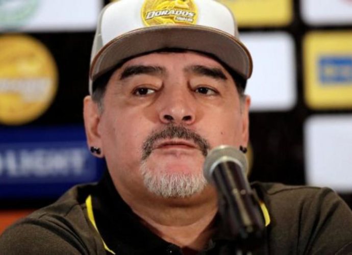 El show de Maradona en su primera práctica con Dorados: baile, rezo y magia en el campo de juego