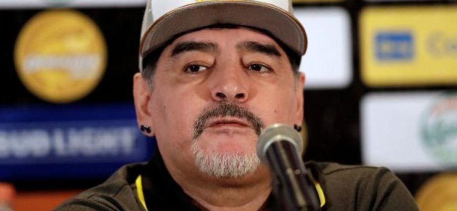 El show de Maradona en su primera práctica con Dorados: baile, rezo y magia en el campo de juego