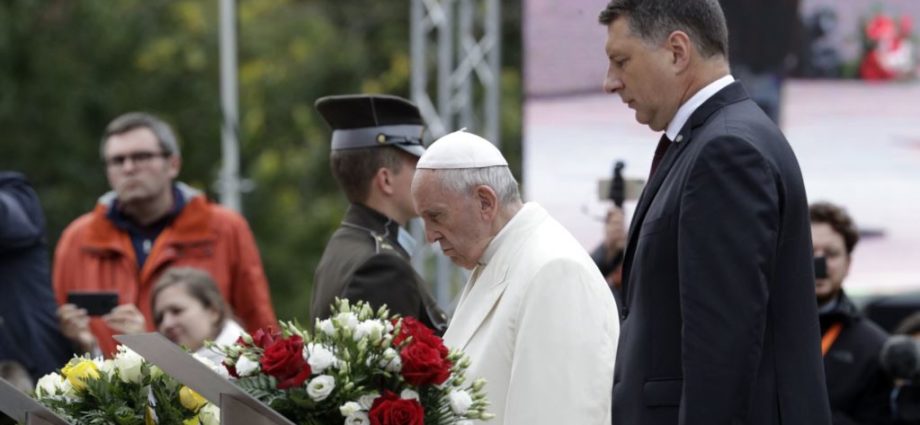 El papa Francisco visita Letonia, elogia espíritu cristiano