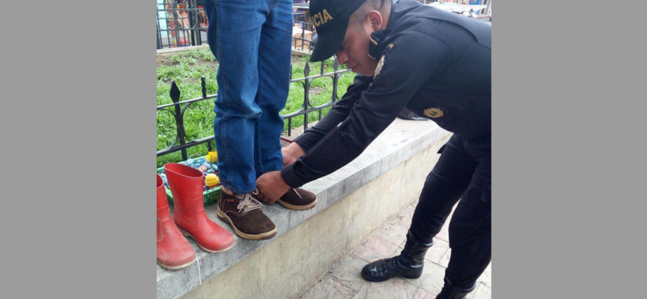 Agente de la PNC obsequia zapatos a niño lustrador de 10 años en Totonicapán