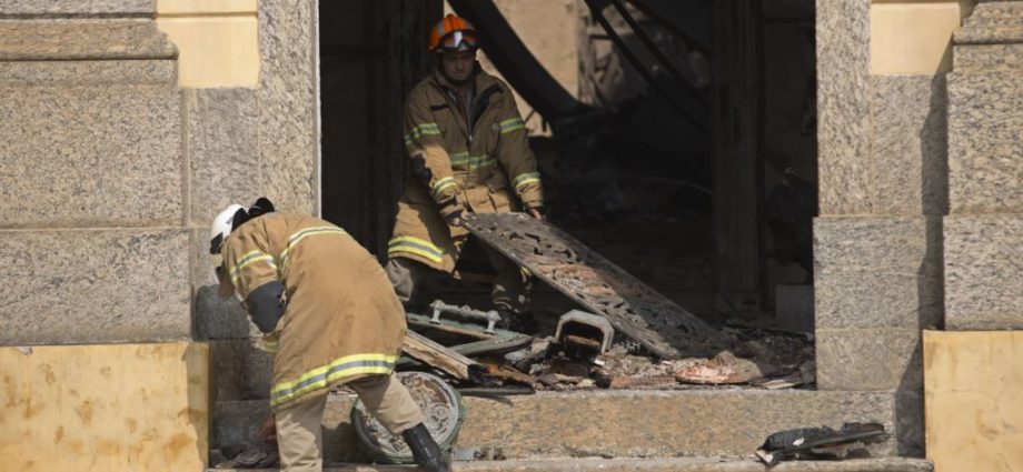Bomberos combaten incendio en célebre museo de Río de Janeiro