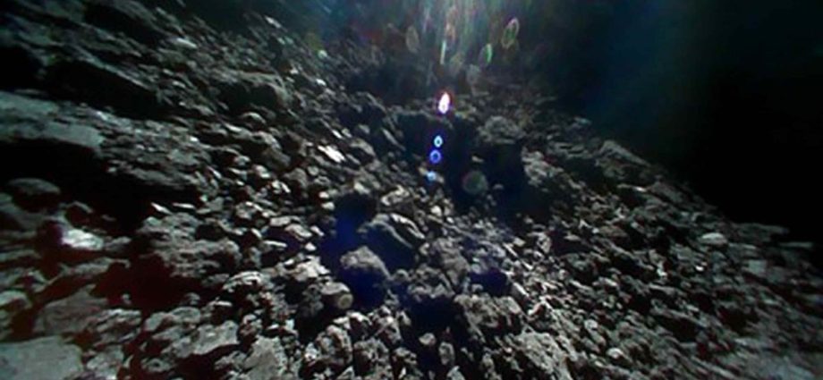 Los científicos ingenieros de la agencia espacial japonesa están entusiasmados de recibir las imágenes de la superficie de un asteroide que revelan que es rocoso.