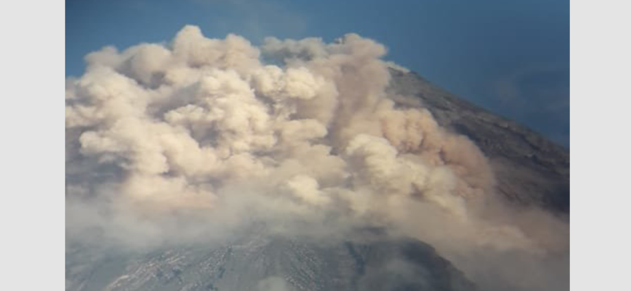 Personas evacuadas de la Ruta Nacional 14 tras actividad en volcán de Fuego