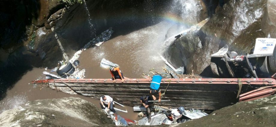 Dos fallecidos luego que un camión cayó de un puente en antigua ruta a Palín, Escuintla