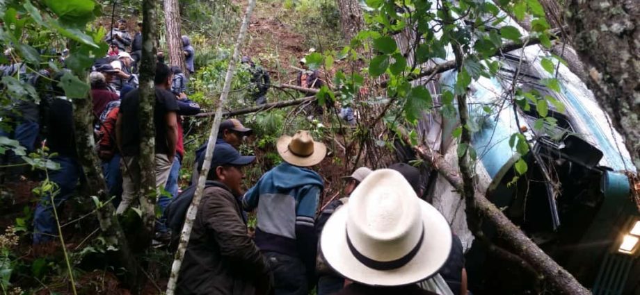 Al menos 5 fallecidos luego que un bus extraurbano cayó al fondo de un barranco en Nebaj, Quiché