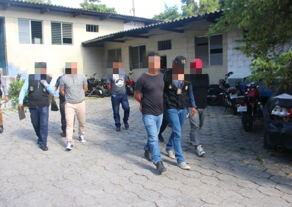 12 Capturados, entre ellos 6 agentes de la PNC, quienes realizaban allanamientos ilegales