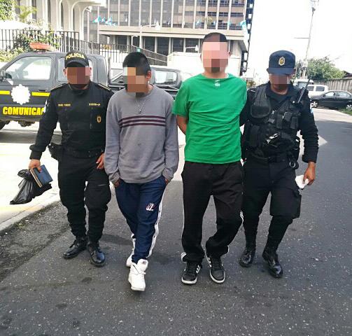 Cuando asaltaban con arma «hechiza» y un revólver fueron capturados 2 presuntos pandilleros