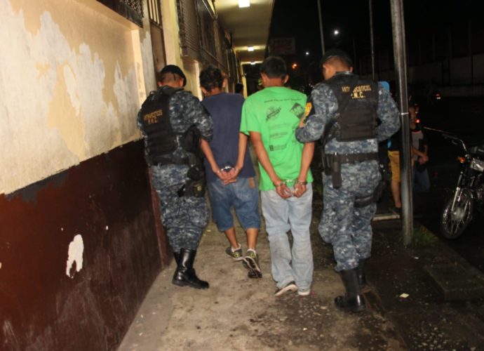 Presuntos distribuidores de droga capturados en allanamiento contra el narcomenudeo