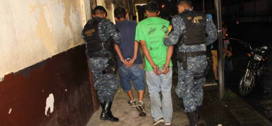Presuntos distribuidores de droga capturados en allanamiento contra el narcomenudeo