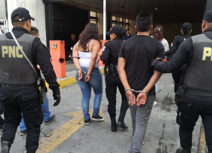 Cuatro asaltantes capturados cuando robaban pertenencias a usuarios de bus Ruta 40R