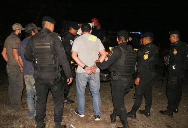 Capturados: Investigador de la PNC junto a 4 hombres con 17 kilos de cocaína