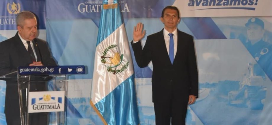 Gabriel Aguilera es juramentado como nuevo ministro de Trabajo y Previsión Social