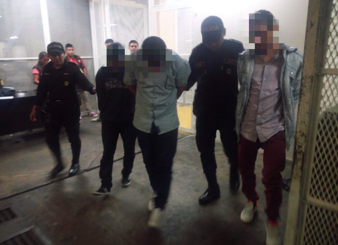 Tres capturados en «El Guarda» zona 11 señalados de haber asaltado a pasajeros de bus de Chimaltenango