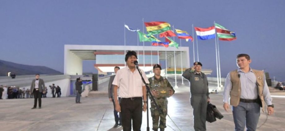 Evo Morales entrega moderna y sede para UNASUR