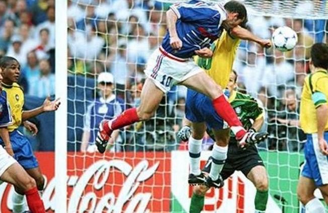 Subastan la camiseta que utilizó Zidane en la final de Francia ’98: cuánto costará hacerse con ella