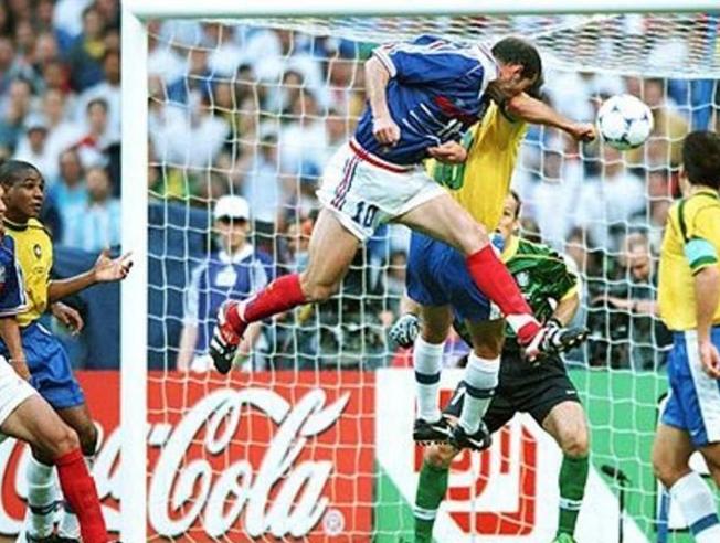 Subastan la camiseta que utilizó Zidane en la final de Francia ’98: cuánto costará hacerse con ella