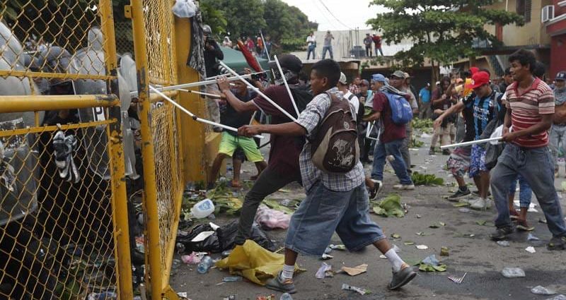 Gobierno de la republica de Guatemala lamenta y deplora actos vandálicos de migrantes hondureños en la frontera de Tecún Umán
