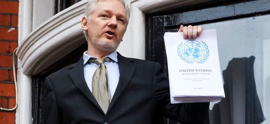 Ecuador restaura parcialmente acceso a internet a Assange