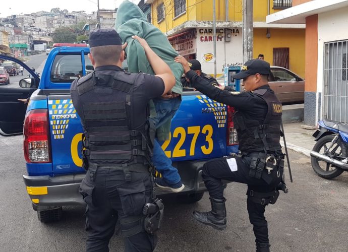 Tres capturados en zona 18, señalados de realizar ataques armados, entre ellos un salvadoreño.