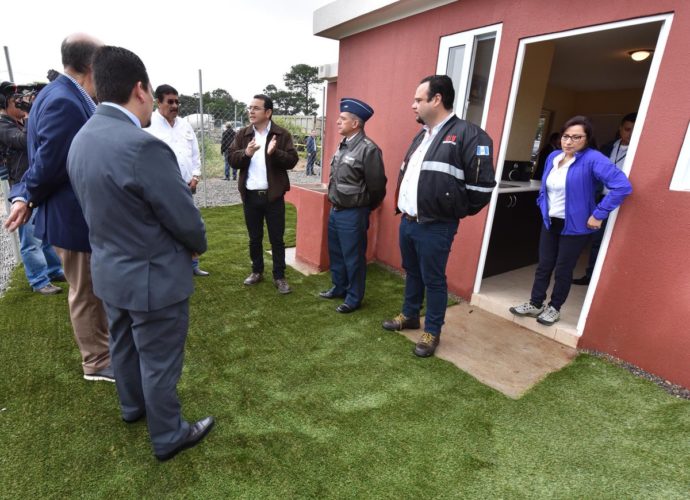 Presidente Morales supervisó la casa modelo en el lugar donde se construirá el complejo habitacional para damnificados del volcán de Fuego