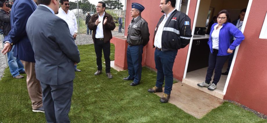 Presidente Morales supervisó la casa modelo en el lugar donde se construirá el complejo habitacional para damnificados del volcán de Fuego