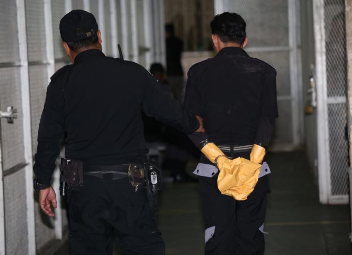 Un guardia de seguridad privada fue capturado tras dispararle a un tendero por una supuesta riña