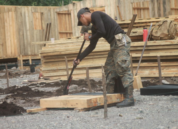 Soldados del Ejército realizan ardua labor en construcción de albergues en Escuintla