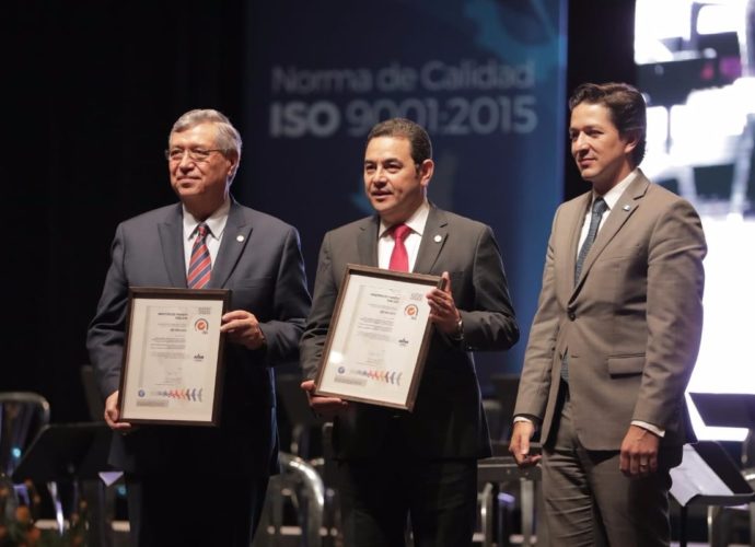 Presidente Morales destaca trabajo de servidores públicos en entrega de certificación ISO 9001:2015 a Ministerio de Finanzas